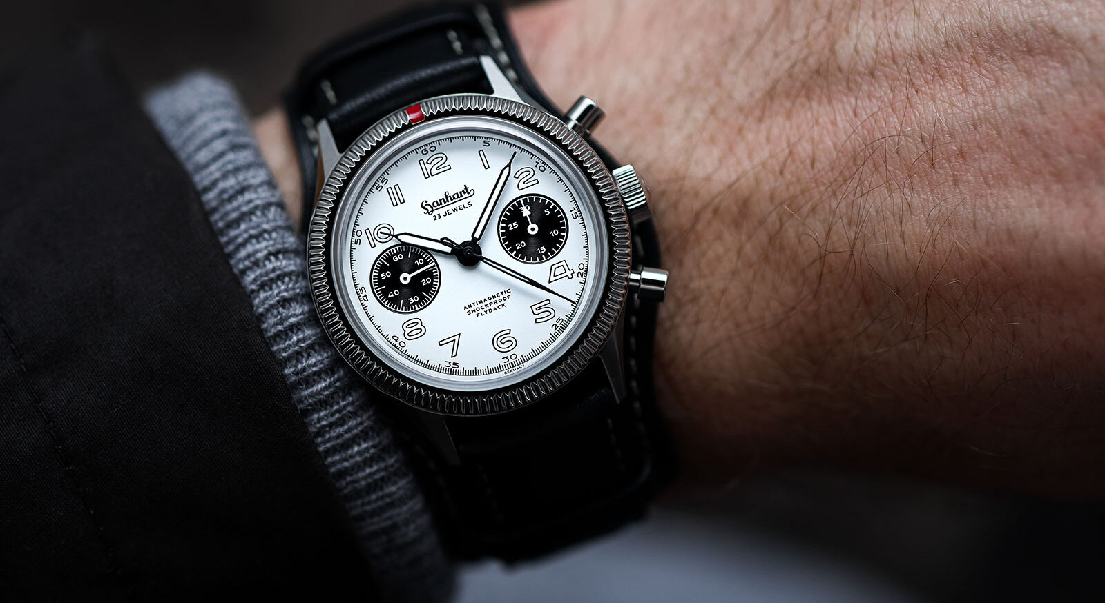 417-ES-1954-Flyback-Panda-39mm_wristshot