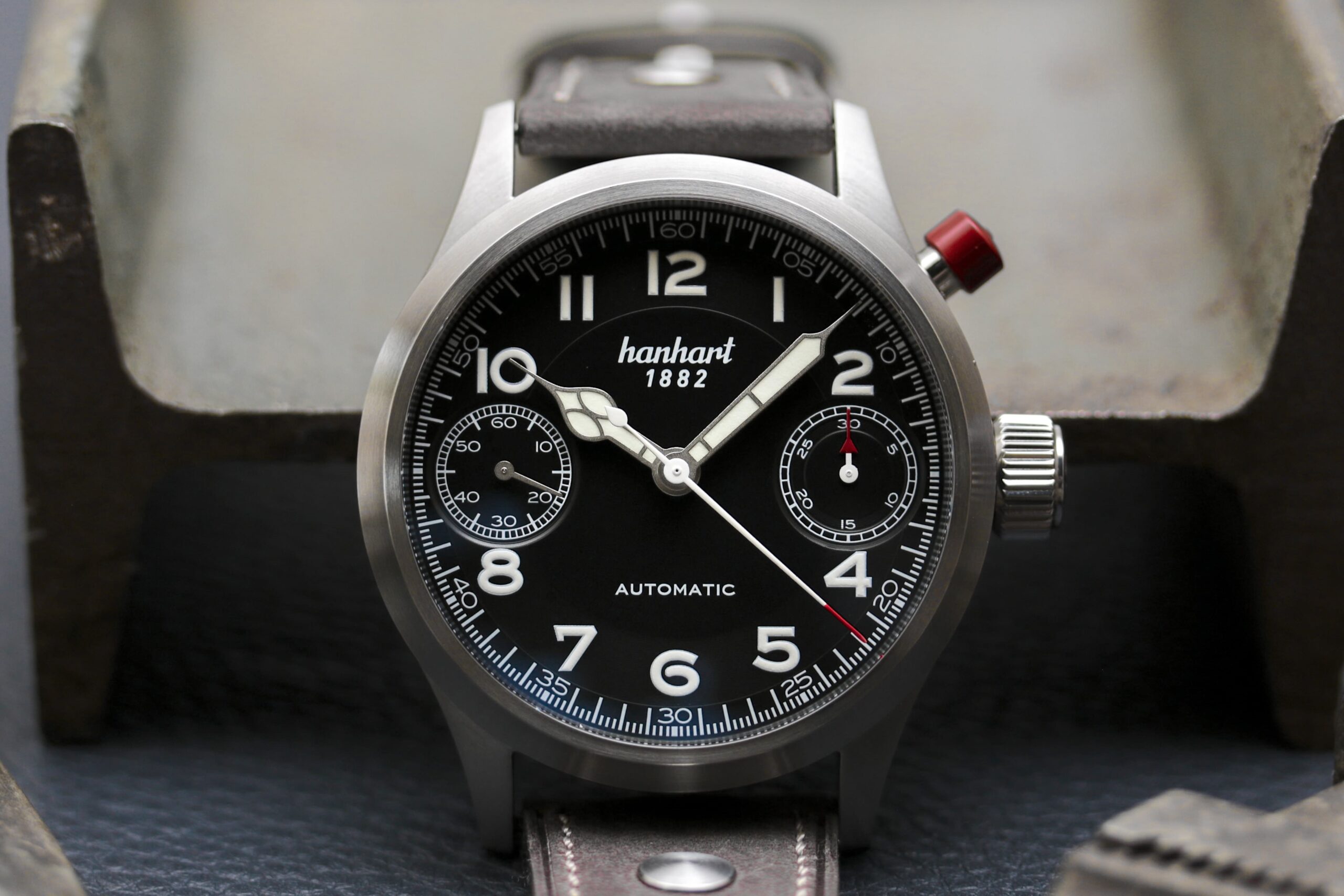 hanhart-pioneer-monoscope-flat-bezel-black-1