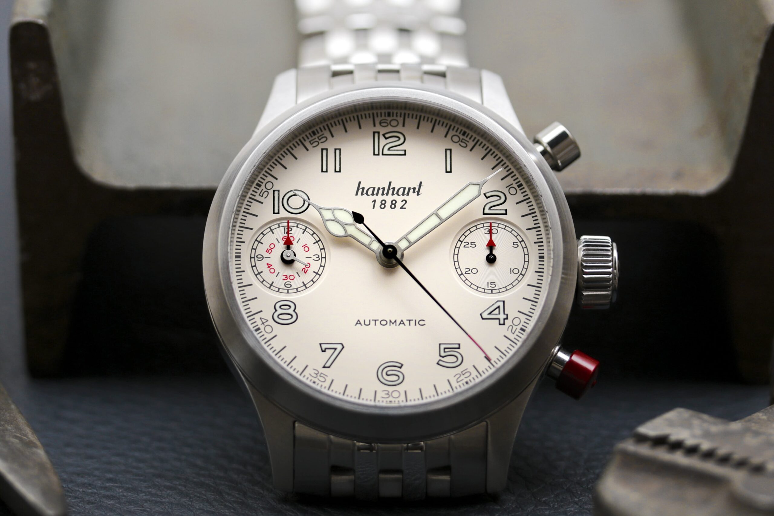 hanhart-pioneer-twindicator-flat-bezel-silver-metal-1